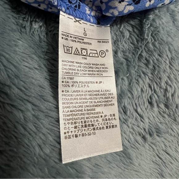 Banana Republic Blue Floral Flutter Sleeve Blouse – V-Neck, Size L, NWT - Picture 7 of 7